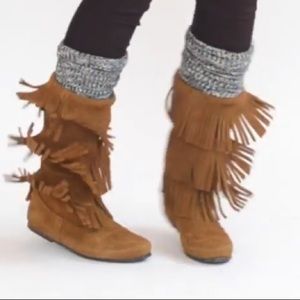 SALE ❤️ Minnetonka fringed suede moccasin boots size 9